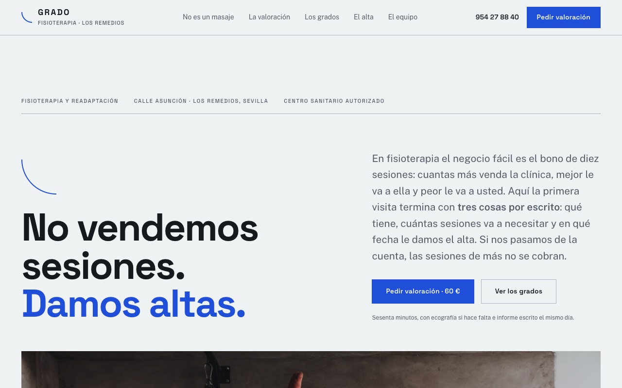 Portada de la web de muestra de GRADO: titular «No vendemos sesiones» y lámina de una pierna en extensión completa