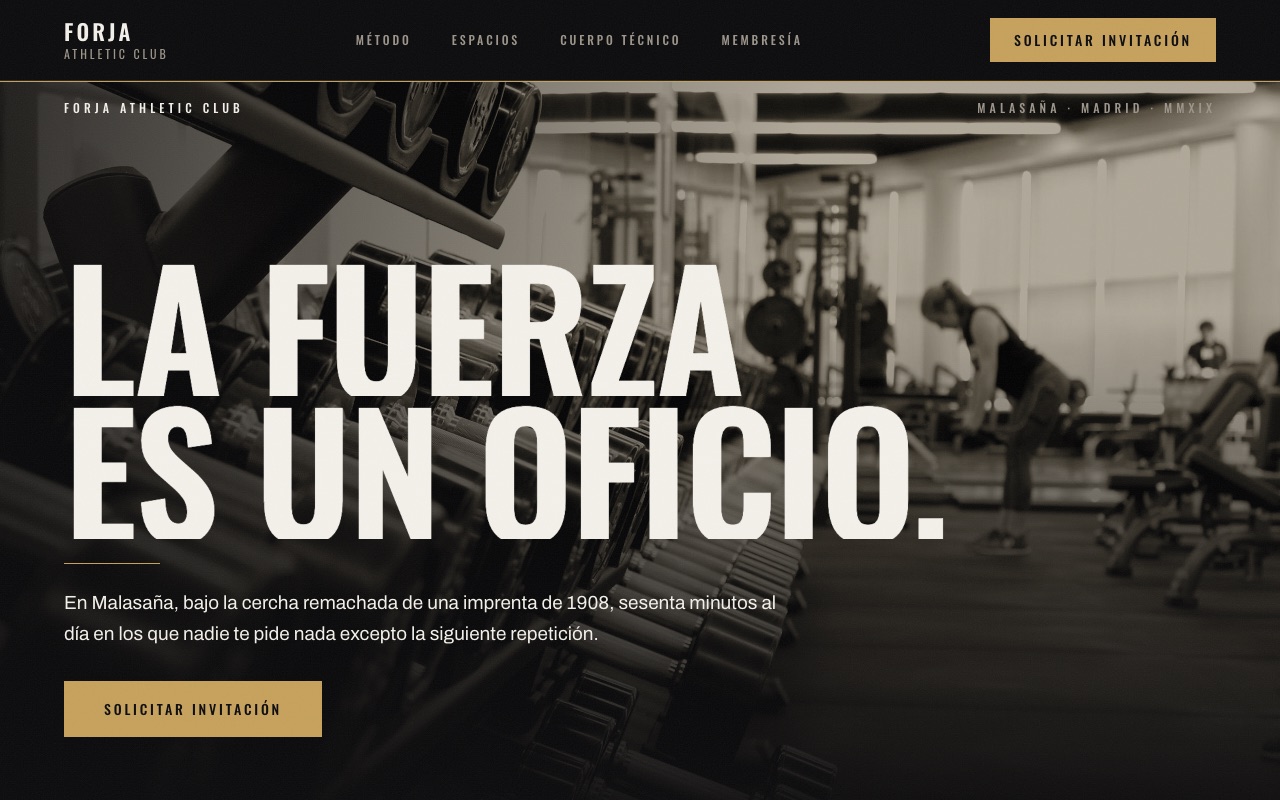 Portada de la web de muestra de FORJA: nave de entrenamiento en penumbra con el titular «La fuerza es un oficio»