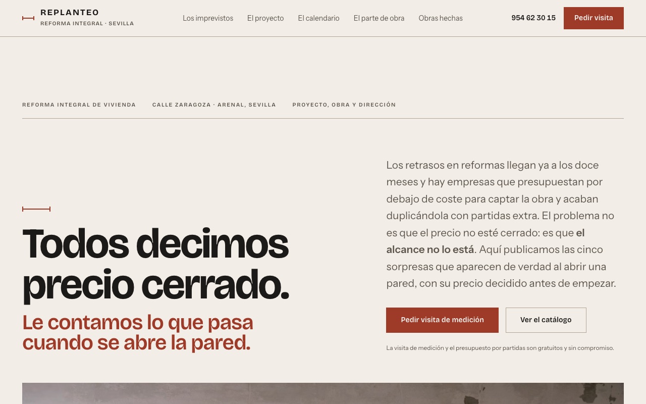 Portada de la web de muestra de REPLANTEO: titular sobre el precio cerrado y habitación con los muros abiertos