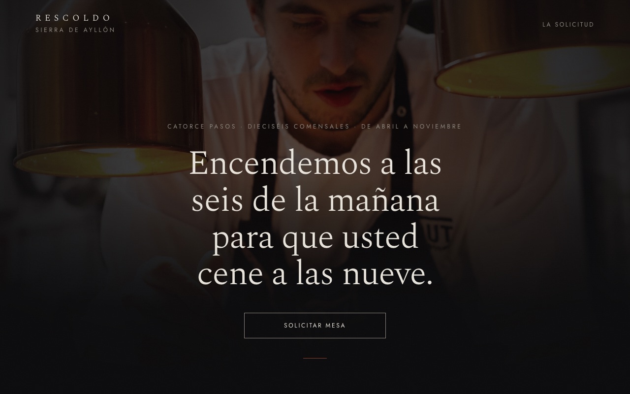 Portada de la web de muestra de Rescoldo: titular blanco sobre una cocina a oscuras con humo y soplete